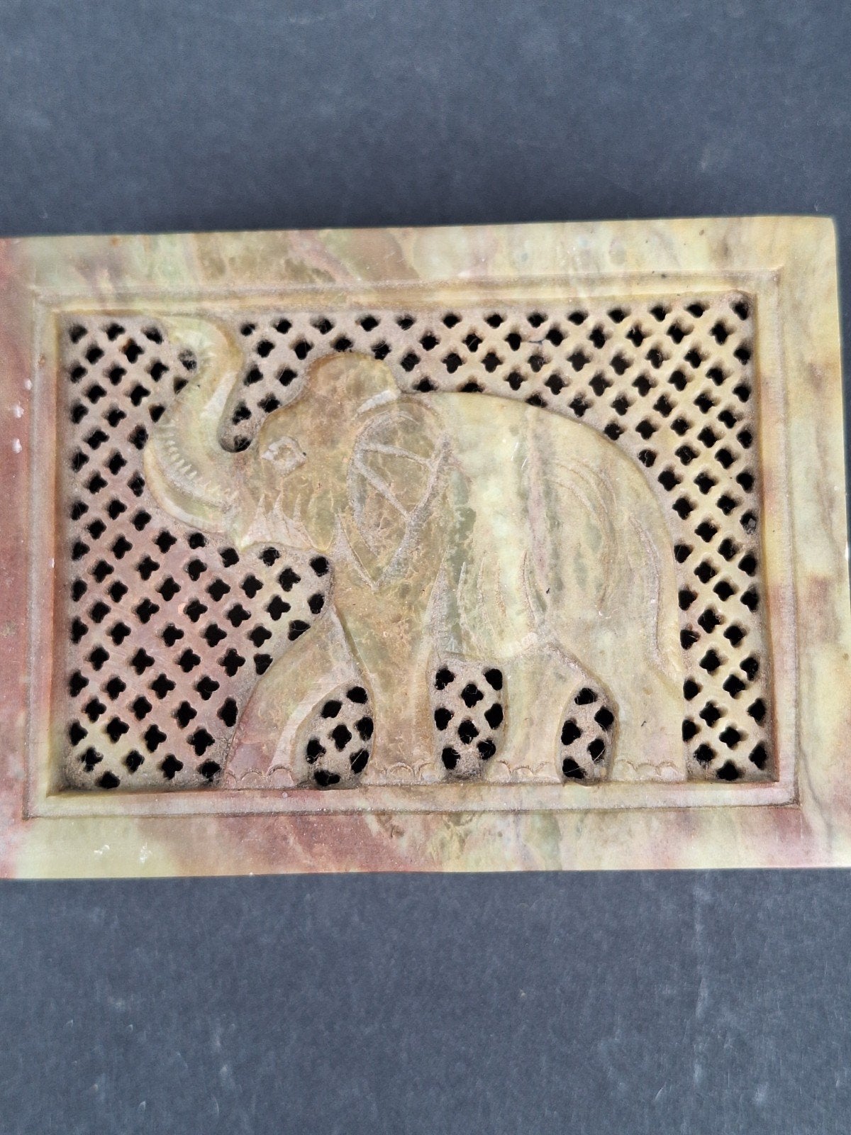 Speksteen sierraaddoosje met olifant, Ophalen