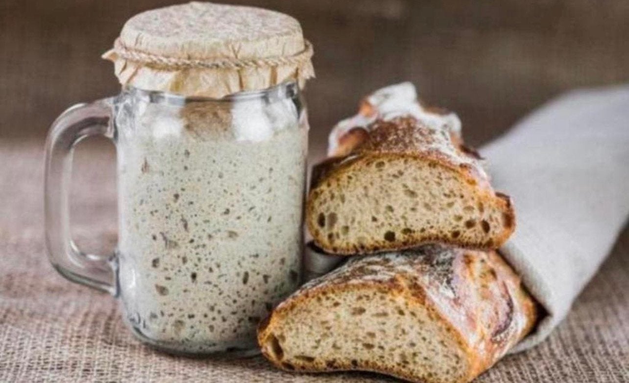 Starter van biologisch meel en gefilterd water., Ophalen