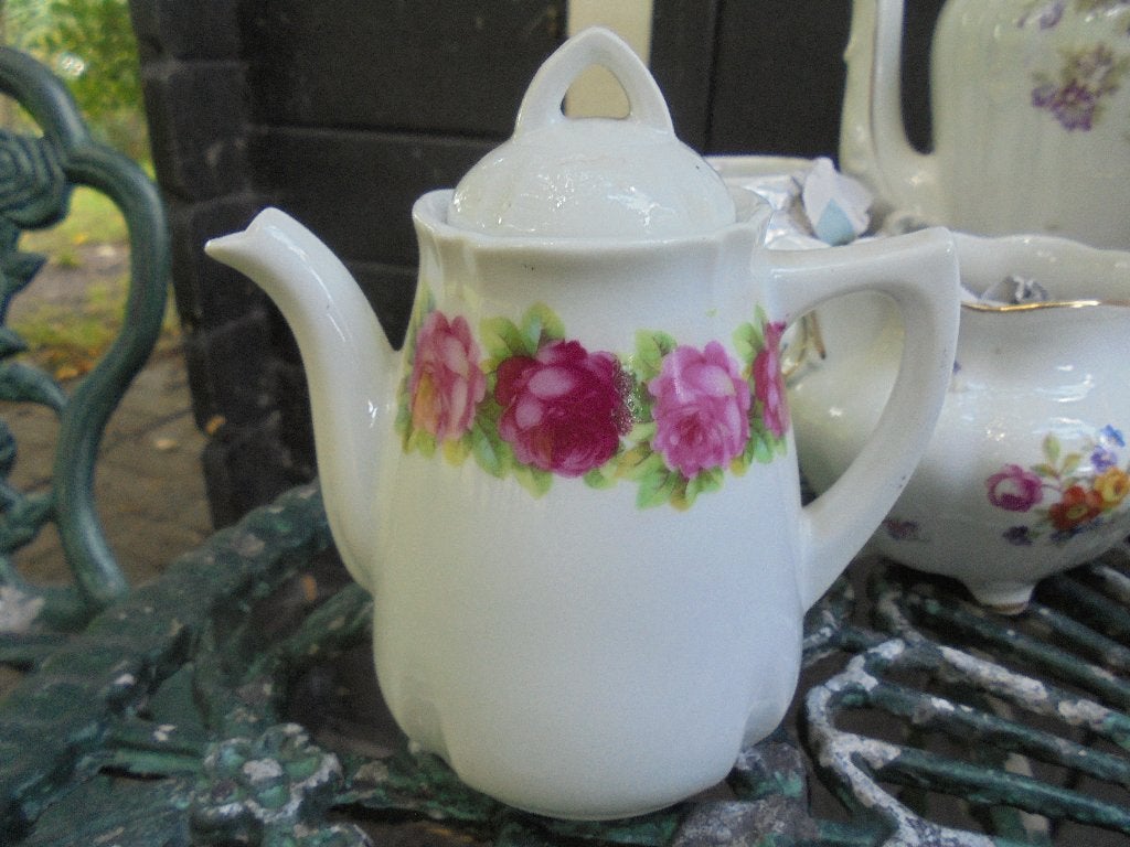 Klein 1 pers. Koffie/Theepotje met roze rozen rand, Ophalen of Verzenden