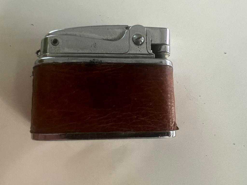 Pigeon benzine aansteker, lederen buitenkant., Verzamelen, Ophalen of Verzenden, Gebruikt, Aansteker