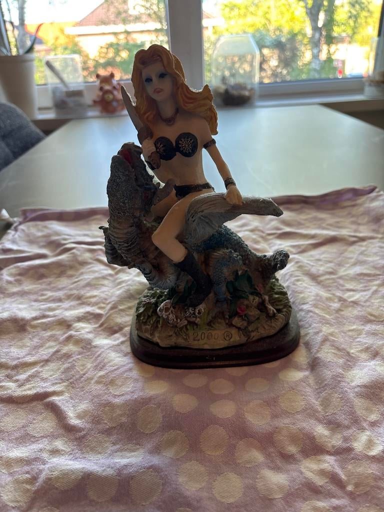 Fantasy beeldje: Vrouw op draak, jaar 2000, Verzamelen, Beelden en Beeldjes, Ophalen, Gebruikt, Fantasy