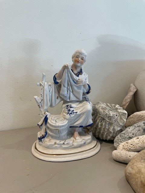 Brocante barok beeld zittende vrouw / wasvrouw. Blauw wit, Ophalen