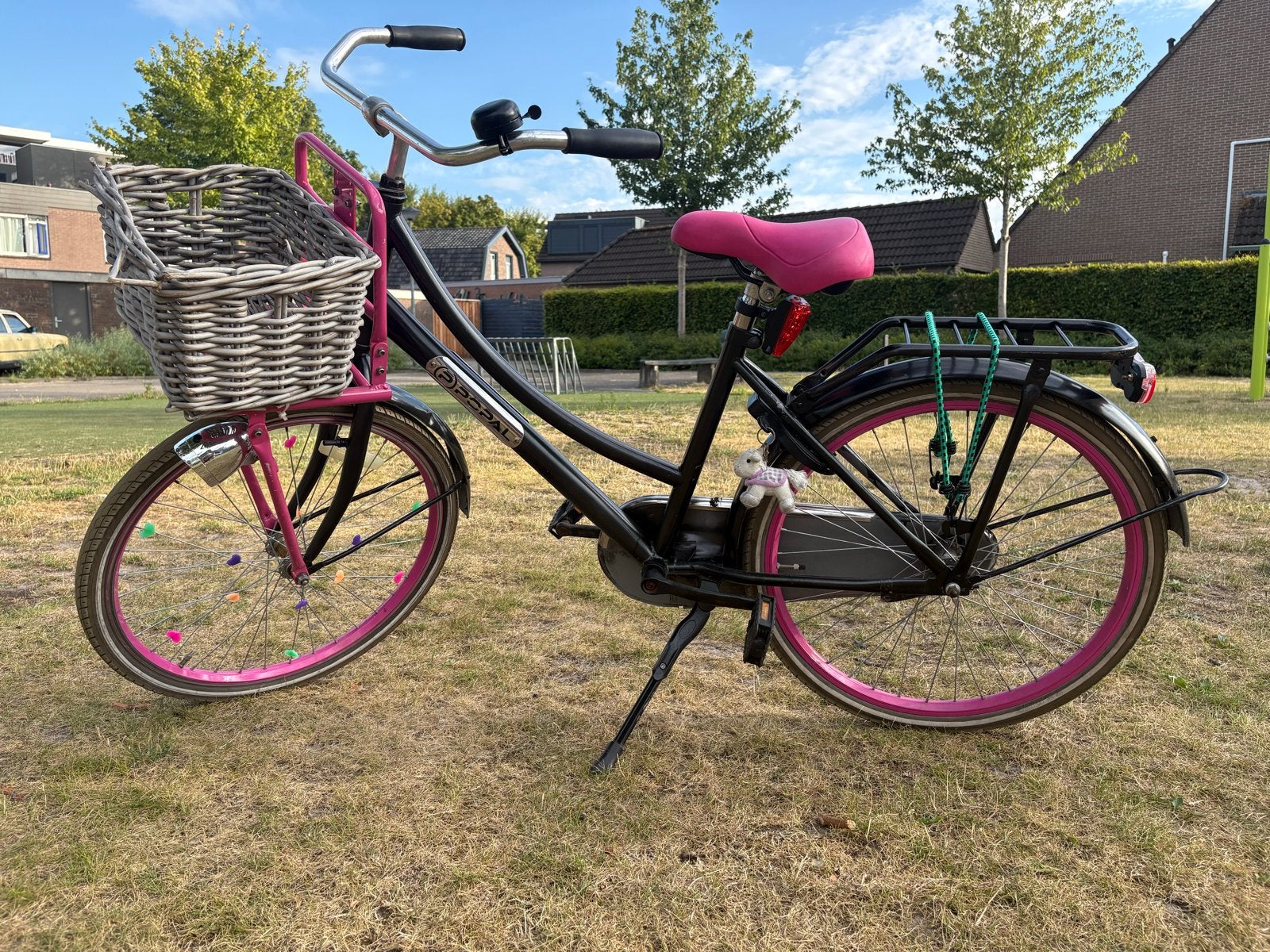 Popal Meidenfiets 24 inch zwart/roze met mand, Ophalen, Terugtraprem, Handrem, Gebruikt