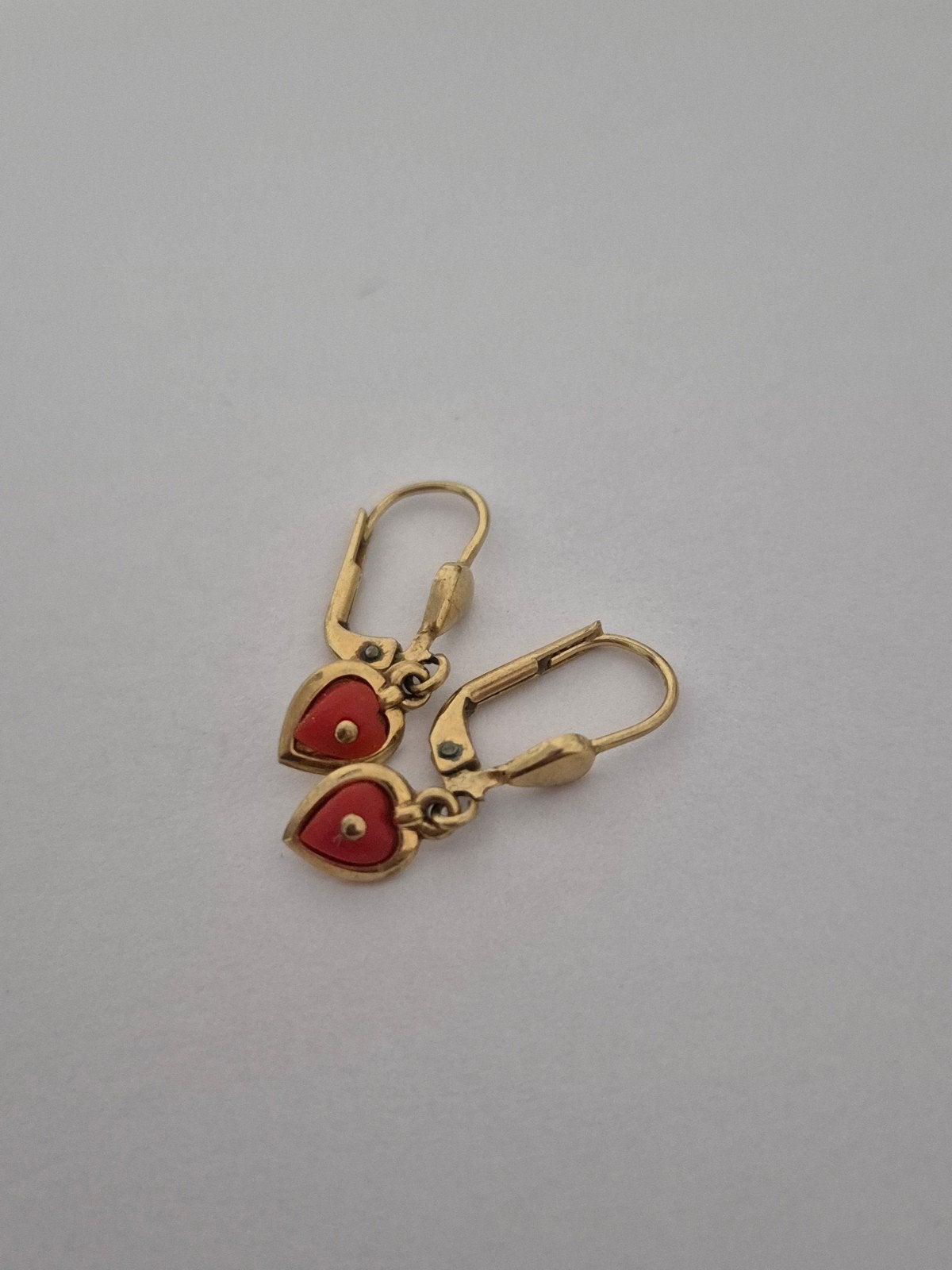 8 karaat  gouden  oorbellen  met bloedkoraal, Hangers, Ophalen of Verzenden, Zo goed als nieuw, Met edelsteen