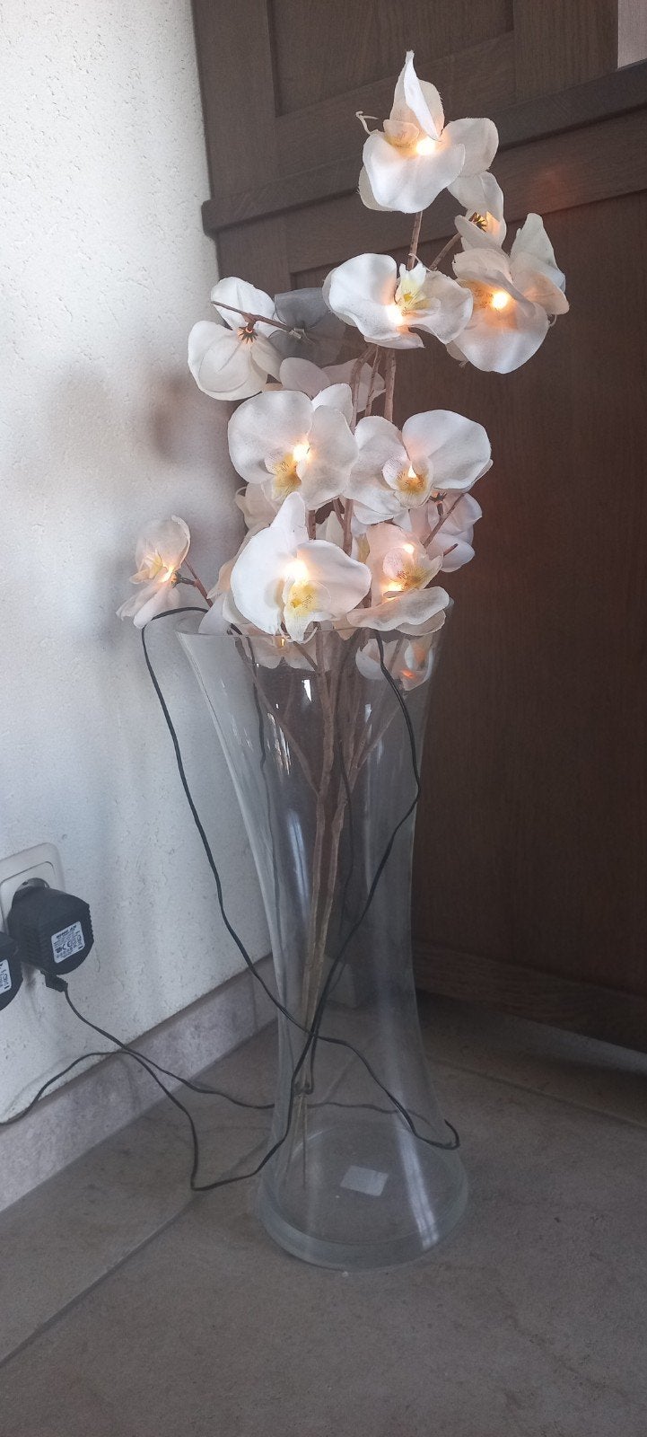 Grote glazen vaas met orchideeën en verlichting, Huis en Inrichting, Transparant, Inclusief decoratie, Ophalen of Verzenden, Glas