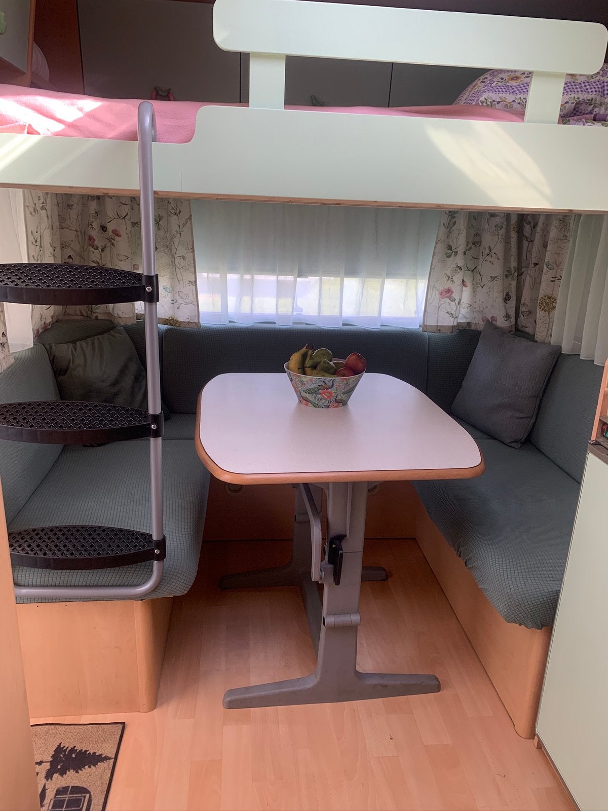 Prachtig gerenoveerde caravan voor gezin met voortent&mover!, Caravans en Kamperen, Caravans, Koelkast, Treinzit, Particulier