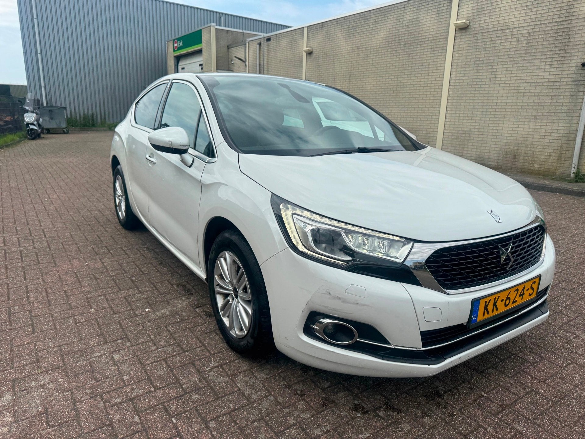 DS 4 1.6 BlueHDi AUTOMAAT NAVI-XENON-LED-KEY-LESS, Auto's, Gebruikt, Euro 6, 4 cilinders, Wit
