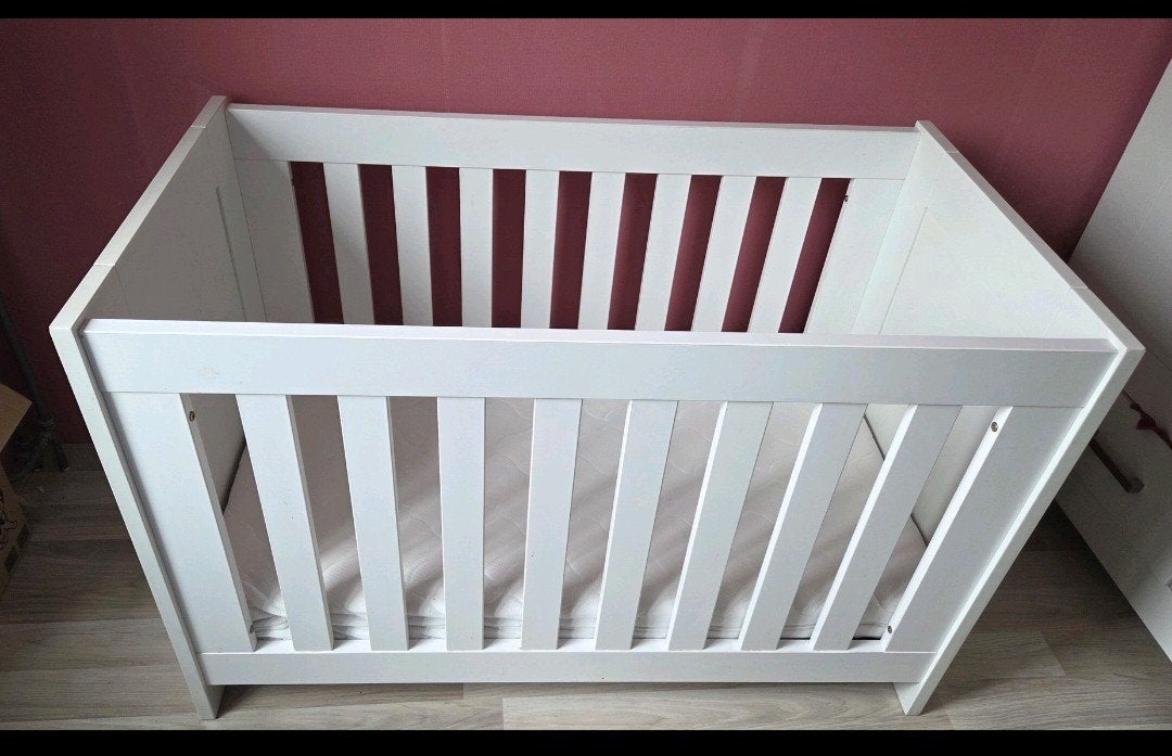 TWF ledikant en commode - stevig en wit, Kinderen en Baby's, Kinderkamer | Bedden, Gebruikt, 140 tot 160 cm, 70 tot 85 cm, Lattenbodem