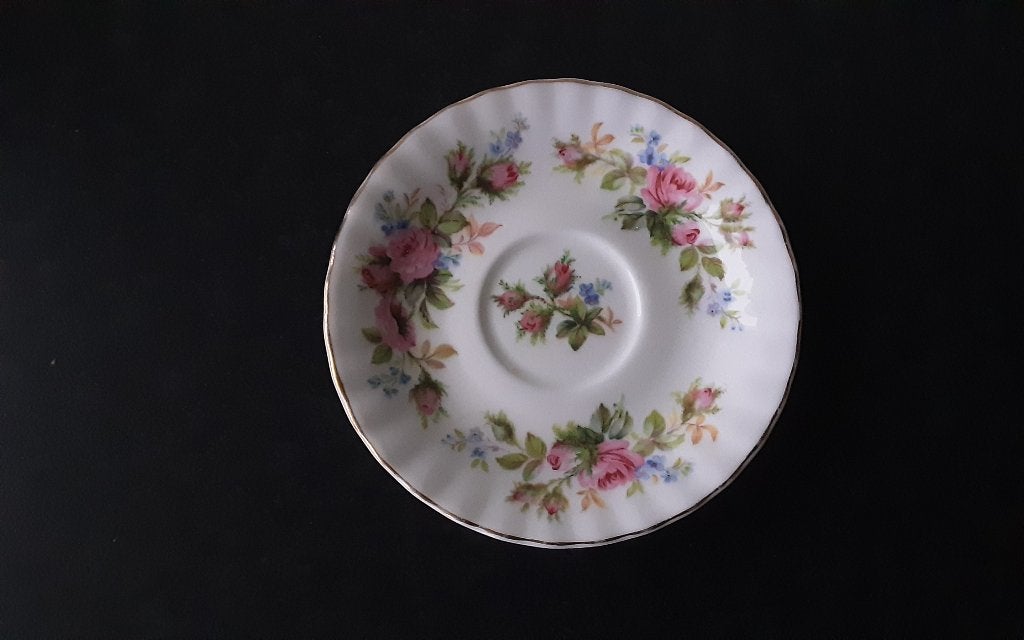 ROYAL ALBERT MOSS ROSE schoteltje, Verzamelen, Ophalen of Verzenden, Zo goed als nieuw, Porselein, Kop en/of schotel