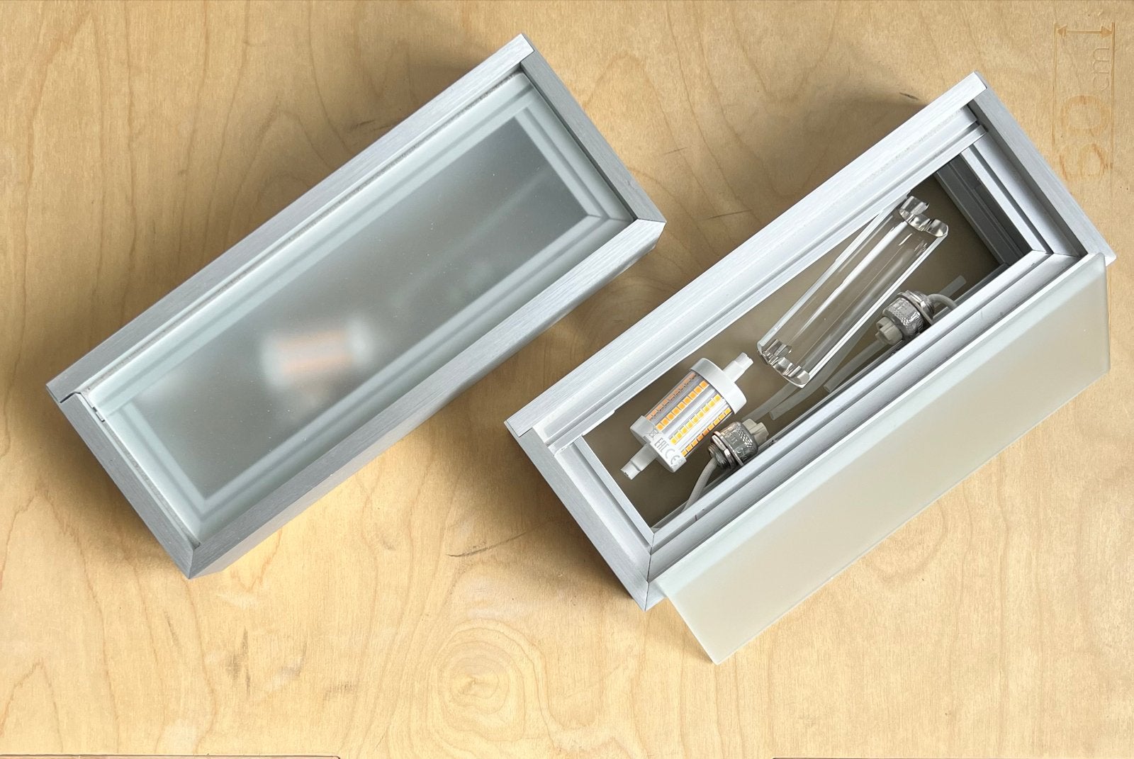 Moderne LED wandlamp - Aluminium met melkglas, Metaal, Overige merken, Gebruikt, Overige fittingen