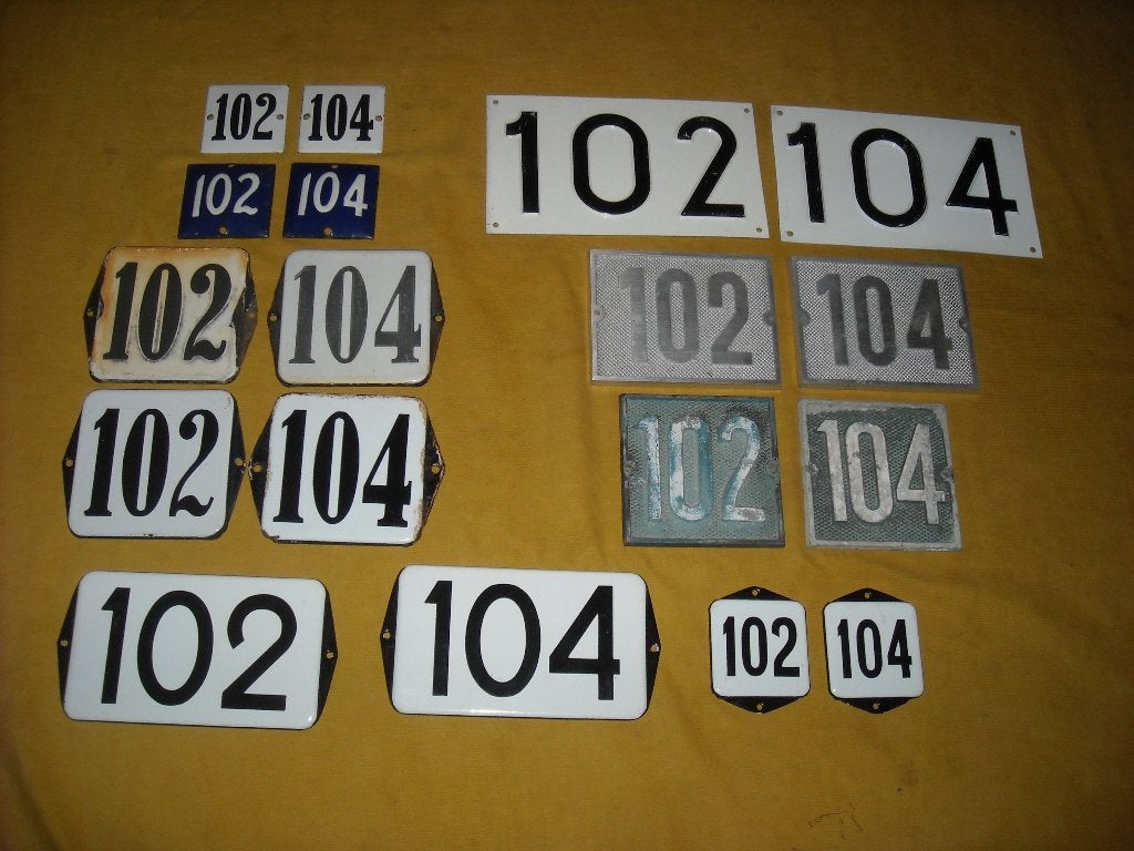 oud emaille huisnummer 102 en 104 ook 103 105 106 107 108 12, Ophalen of Verzenden