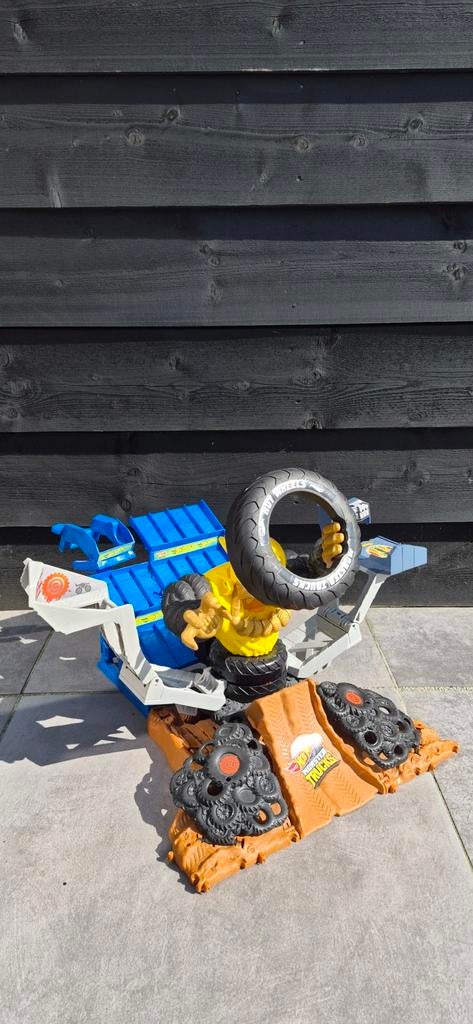 Hot Wheels Monster Trucks speelset met banden en ramps, Ophalen of Verzenden, Gebruikt, Jongen of Meisje