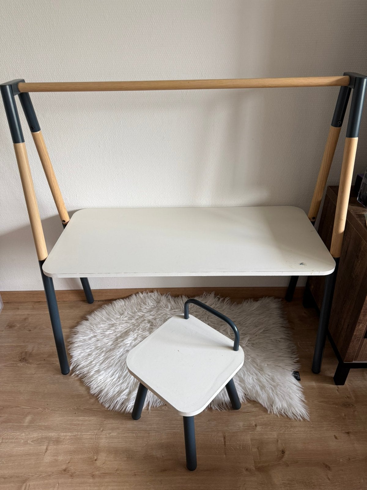 Children table set with chair, Huis en Inrichting, Woonaccessoires | Wandplanken en Boekenplanken, Ophalen, Zo goed als nieuw