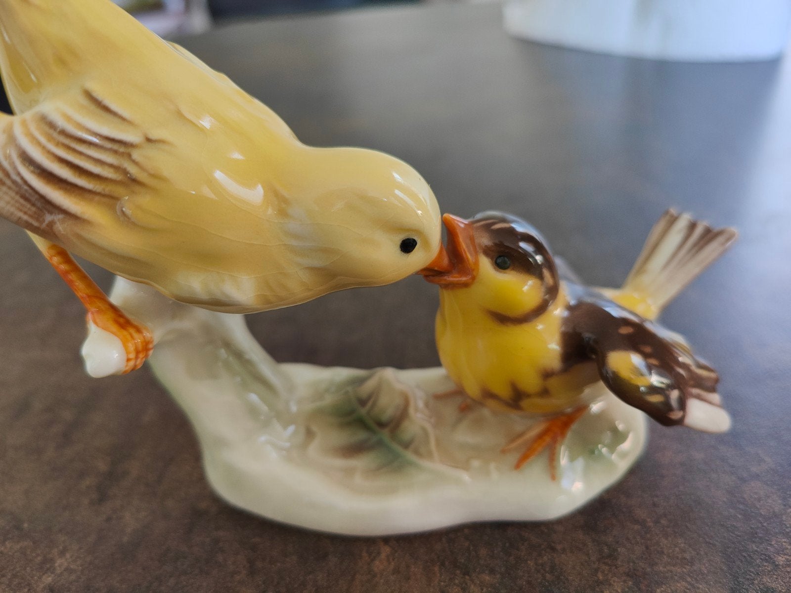 Prachtig beeldje van twee kanaries( moeder en jong), Verzamelen, Beelden en Beeldjes, Ophalen of Verzenden, Zo goed als nieuw