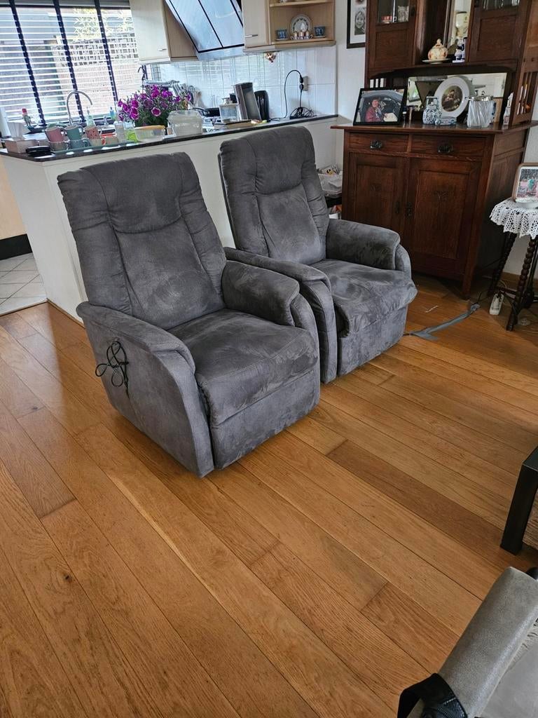 2 Antracietgrijze Relax/Sta-op Stoelen - Nubuck, Huis en Inrichting, Fauteuils, Ophalen, Gebruikt, Stof