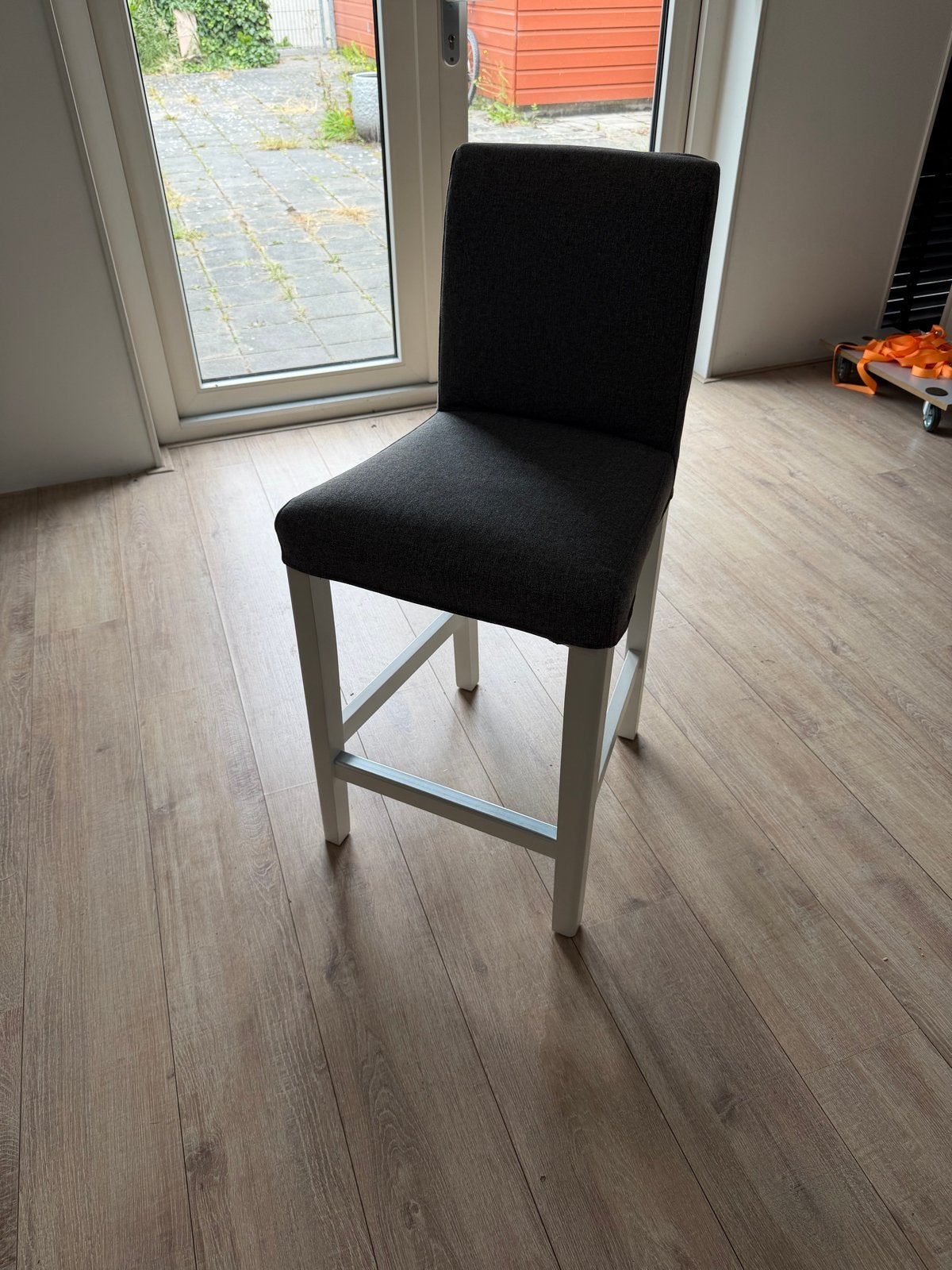 3x IKEA Bergmund barkrukken met rugleuning, grijs, Ophalen, Met voetsteun, 60 tot 90 cm, Zo goed als nieuw
