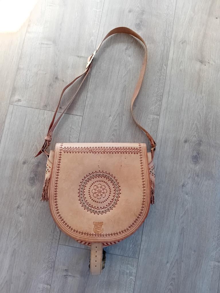 Unieke tuigleren schoudertas Ibiza stijl, Sieraden, Tassen en Uiterlijk, Tassen | Schoudertassen, Ophalen of Verzenden, Zo goed als nieuw