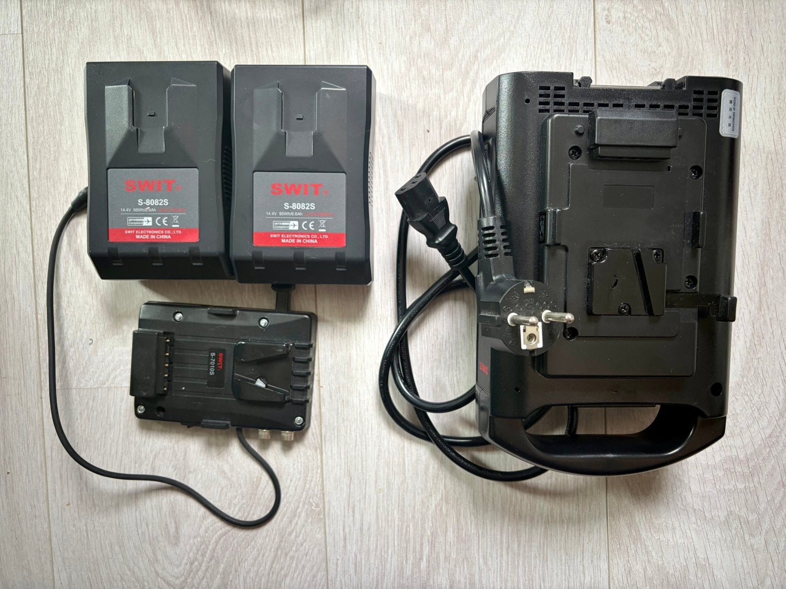 Switt 98wh v-lock accus met bracket en lader., Audio, Tv en Foto, Accu's en Batterijen, Ophalen, Zo goed als nieuw