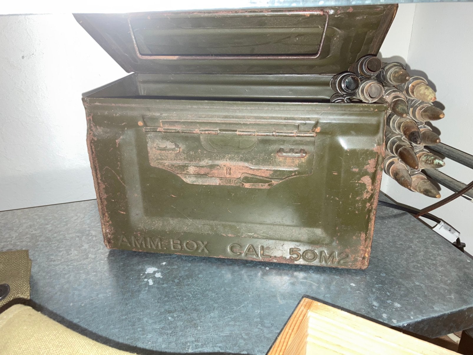 Usa .50 caliber ammo box met belt, Ophalen, Landmacht, Amerika, Hulzen of Bodemvondsten