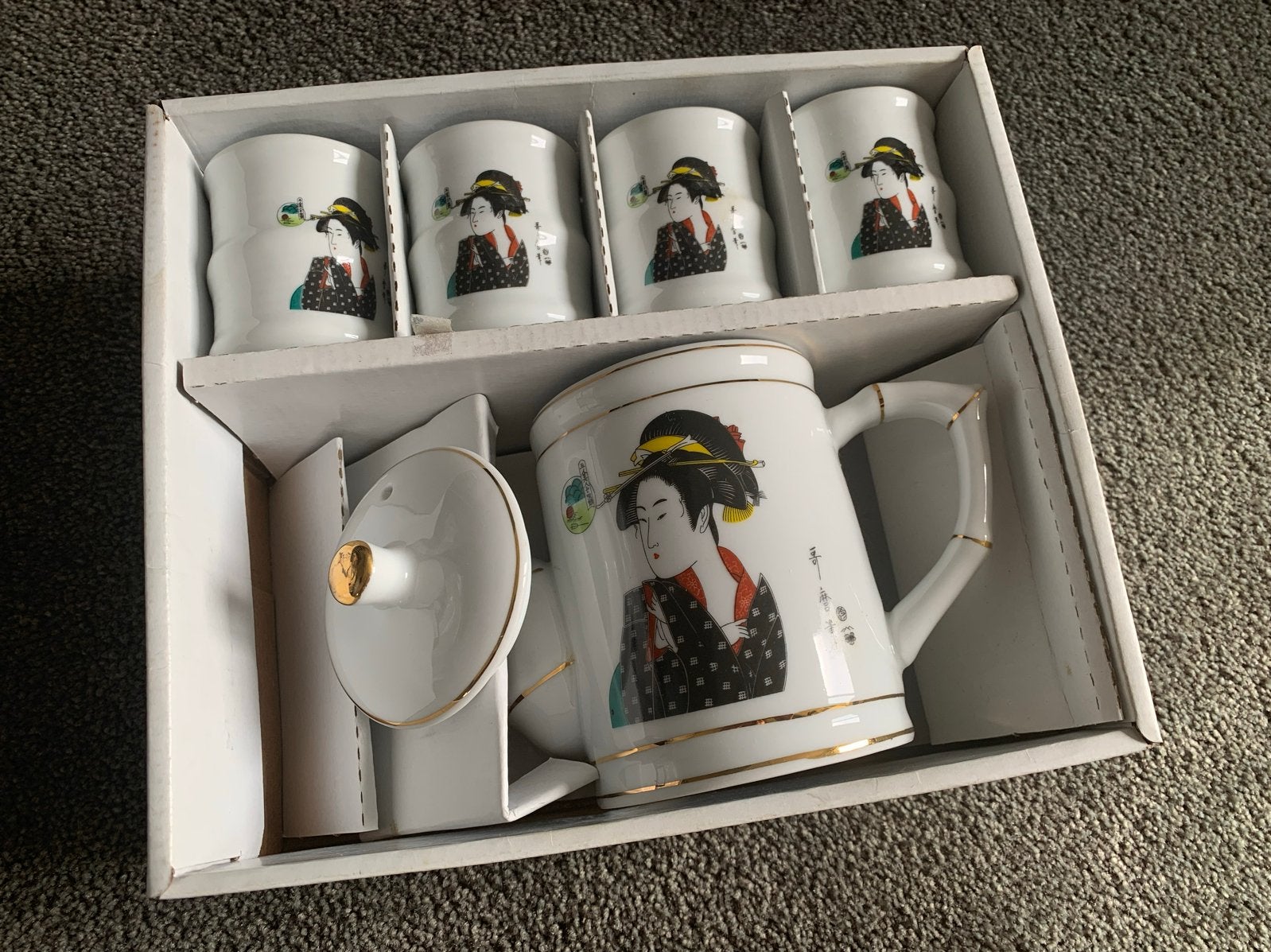 Aziatische theeset met theepot en 4 kopjes, nieuw in doos, Huis en Inrichting, Keuken | Servies, Aziatisch, Nieuw, Ophalen of Verzenden