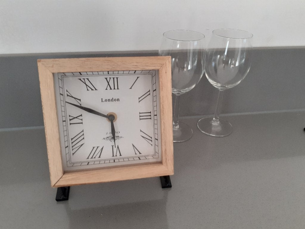 Klok naturel hout, Huis en Inrichting, Ophalen of Verzenden, Gebruikt, Analoog, Tafelklok
