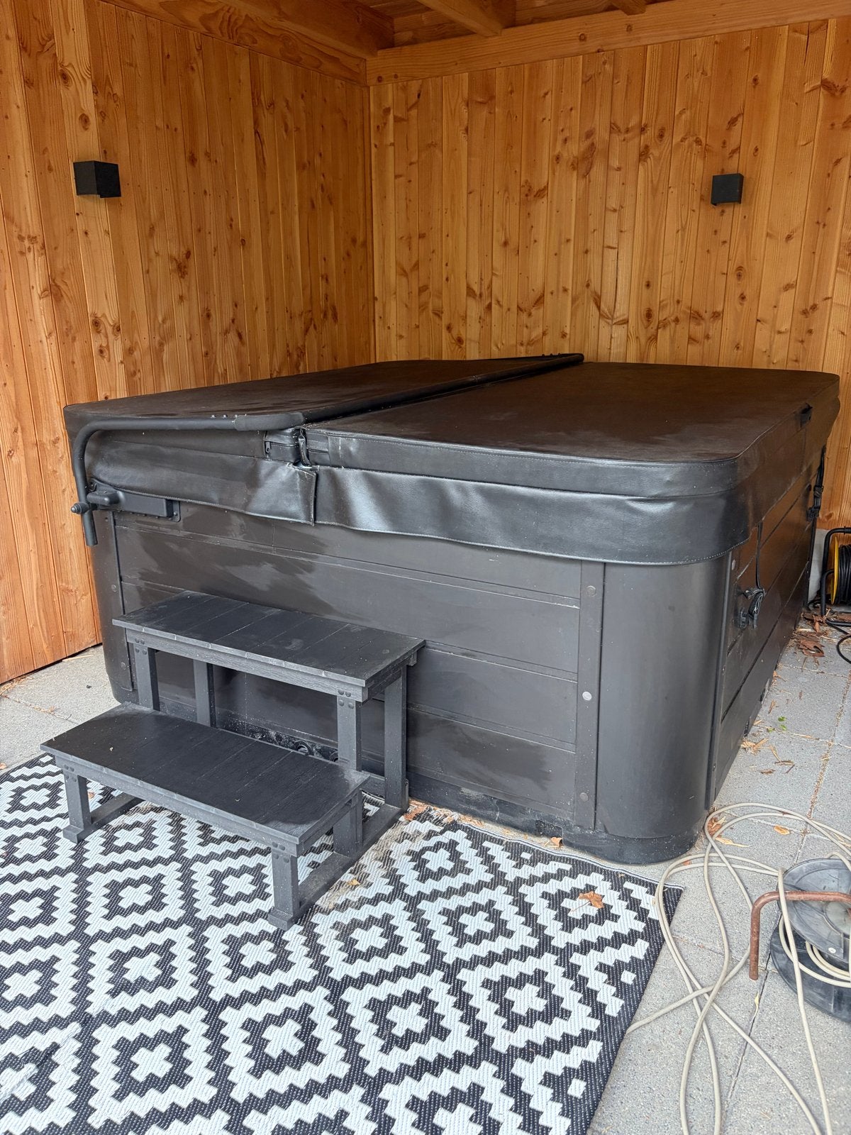 Prachtige 5-persoons jacuzzi met coverlift en trap, Ophalen, Zo goed als nieuw, Afdekzeil, Vast