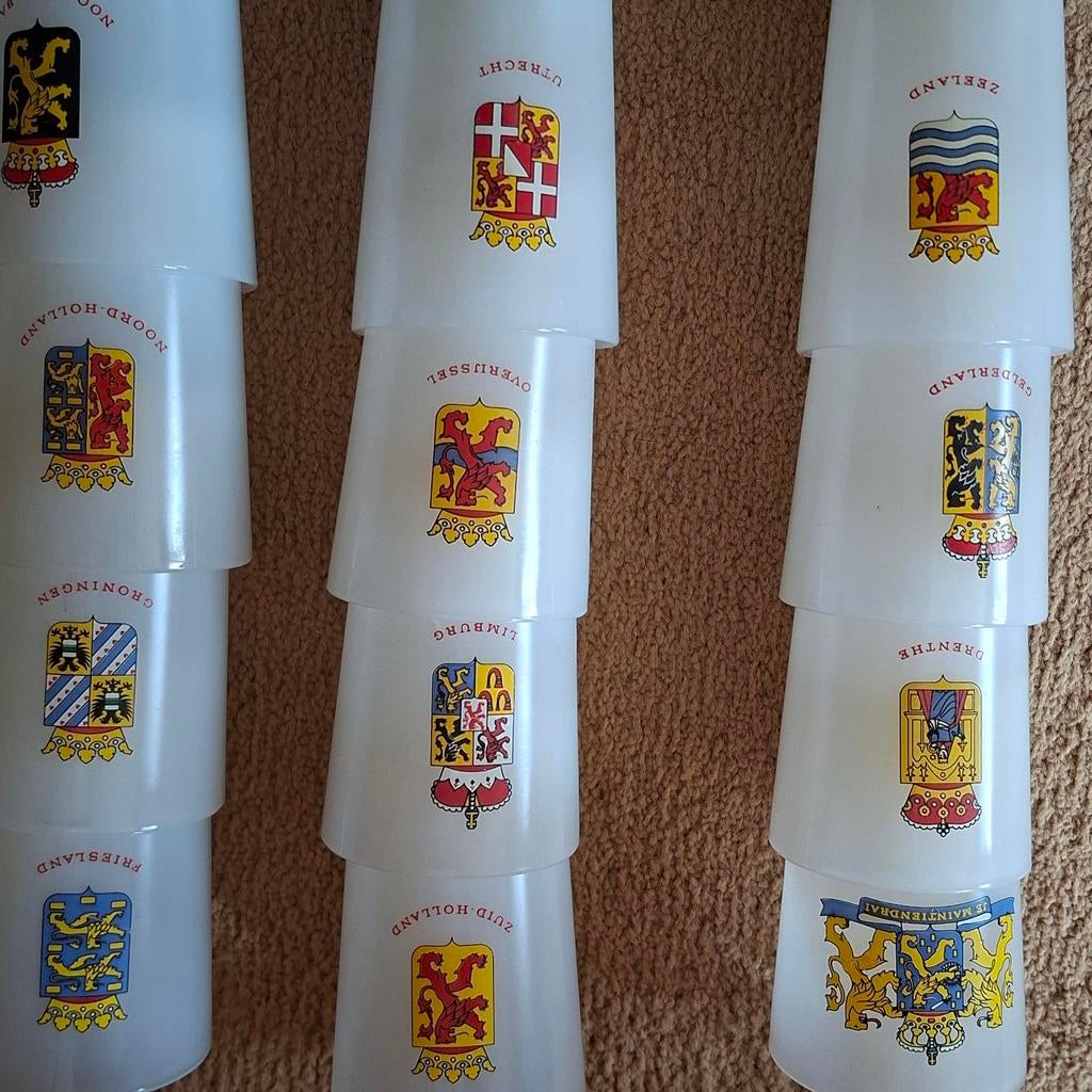 Deze set bestaat uit vintage Nederlandse melkglazen !!, Verzamelen, Glas en Borrelglaasjes, Ophalen of Verzenden, Zo goed als nieuw