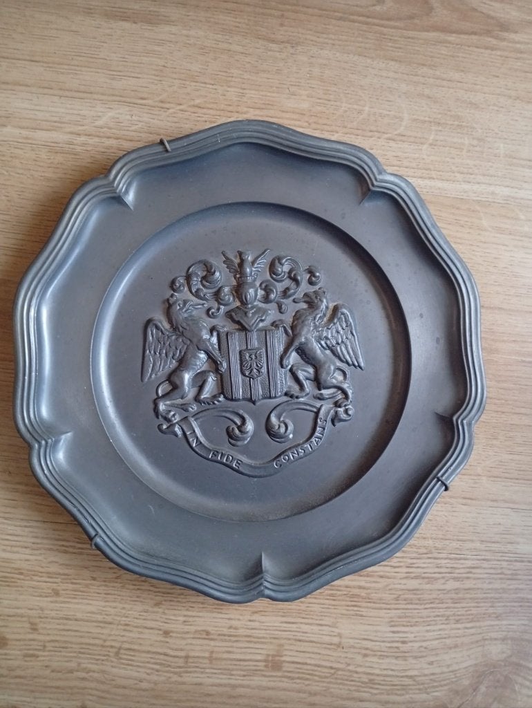 Tinnen bord wapen met feniksen in fide constans, Ophalen of Verzenden