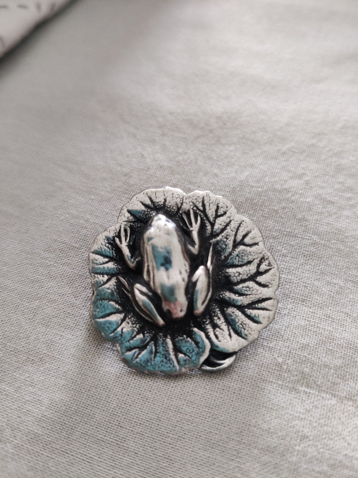 Vintage Zilverkleurige Kikker Broche op Waterlelieblad, Overige materialen, 4 tot 7 cm, Gebruikt, Ophalen of Verzenden