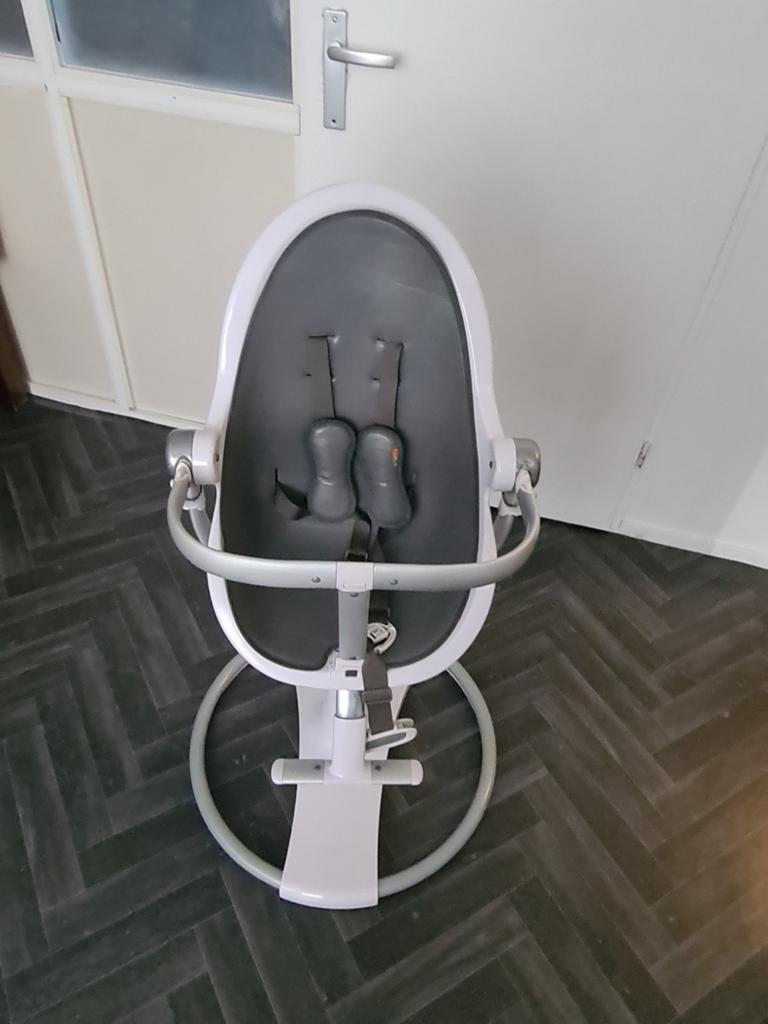 Mima Moon kinderstoel - Wit/Grijs, Kinderen en Baby's, Kinderstoelen, Ophalen of Verzenden, Gebruikt, Overige typen, Gordel(s)
