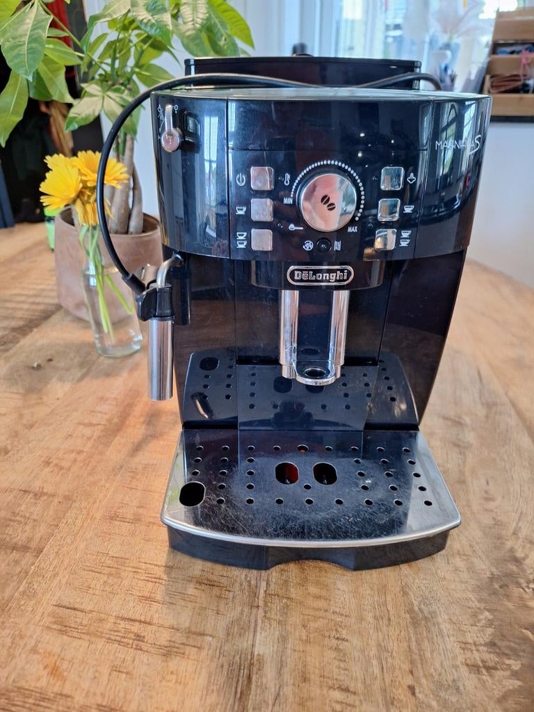 DeLonghi Magnifica S volautomatische espressomachine, Witgoed en Apparatuur, Koffiezetapparaten, Ophalen, Gebruikt, Espresso apparaat