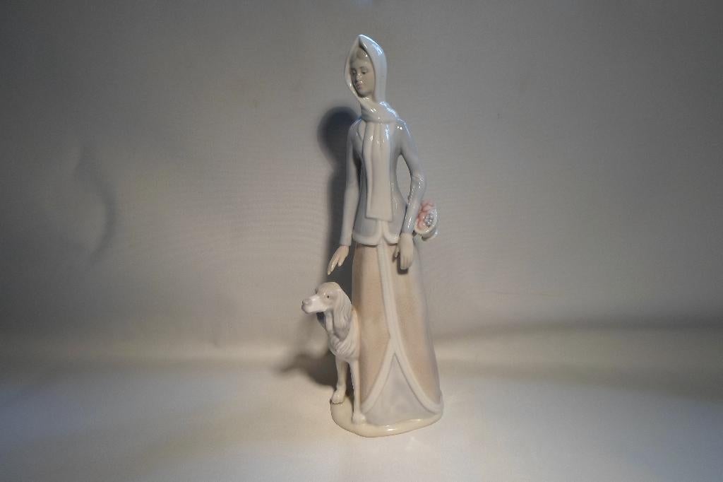 Lladro Tengra Spain Vrouw Hond, Ophalen of Verzenden, Zo goed als nieuw, Mens