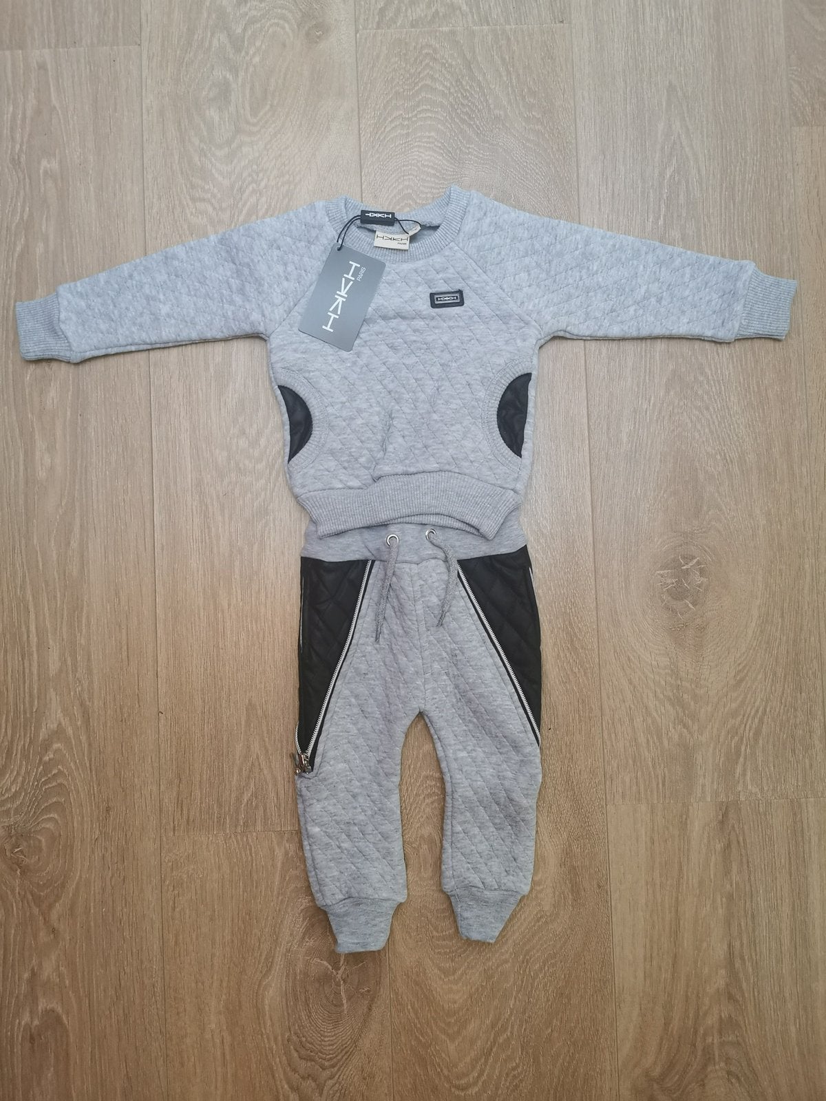 Nieuw HKKH jongens joggingspak grijs/zwart maat 62/68, Ophalen of Verzenden, Nieuw, Jongetje, Setje
