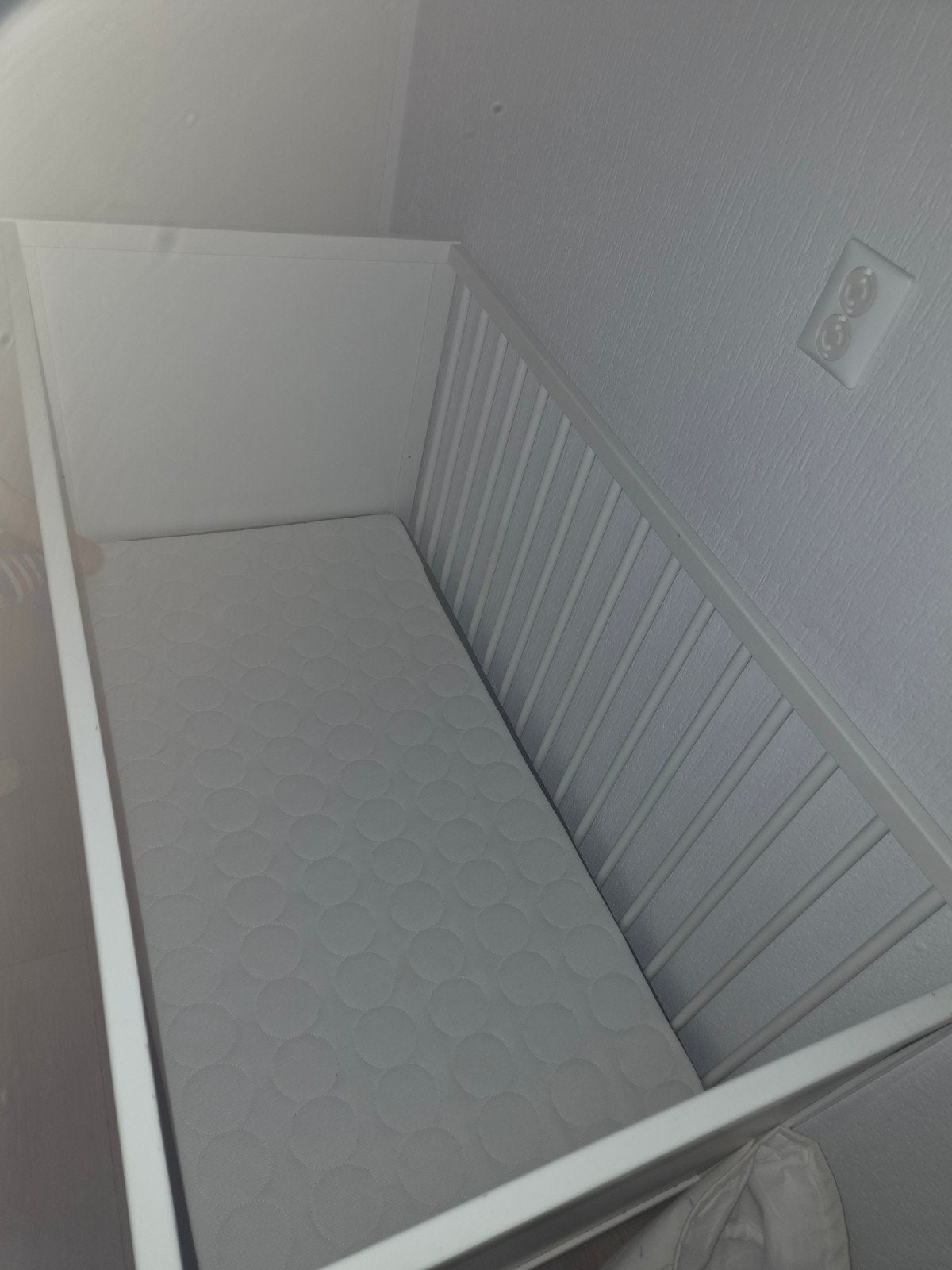 Wit ikea ledikant met matras en dinosaurus, Ophalen, Gebruikt, Ledikant