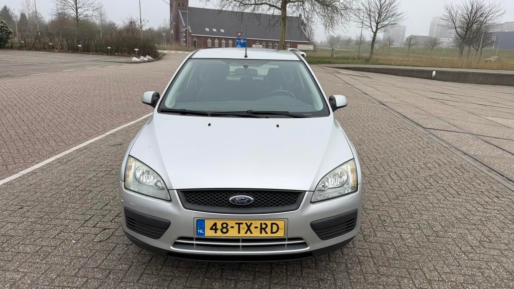 Ford Focus 1.6 74KW 5D 2007 Grijs apk airco cruise betjes, Auto's, Ford, 1596 cc, 15 km/l, 4 cilinders, 49 €/maand