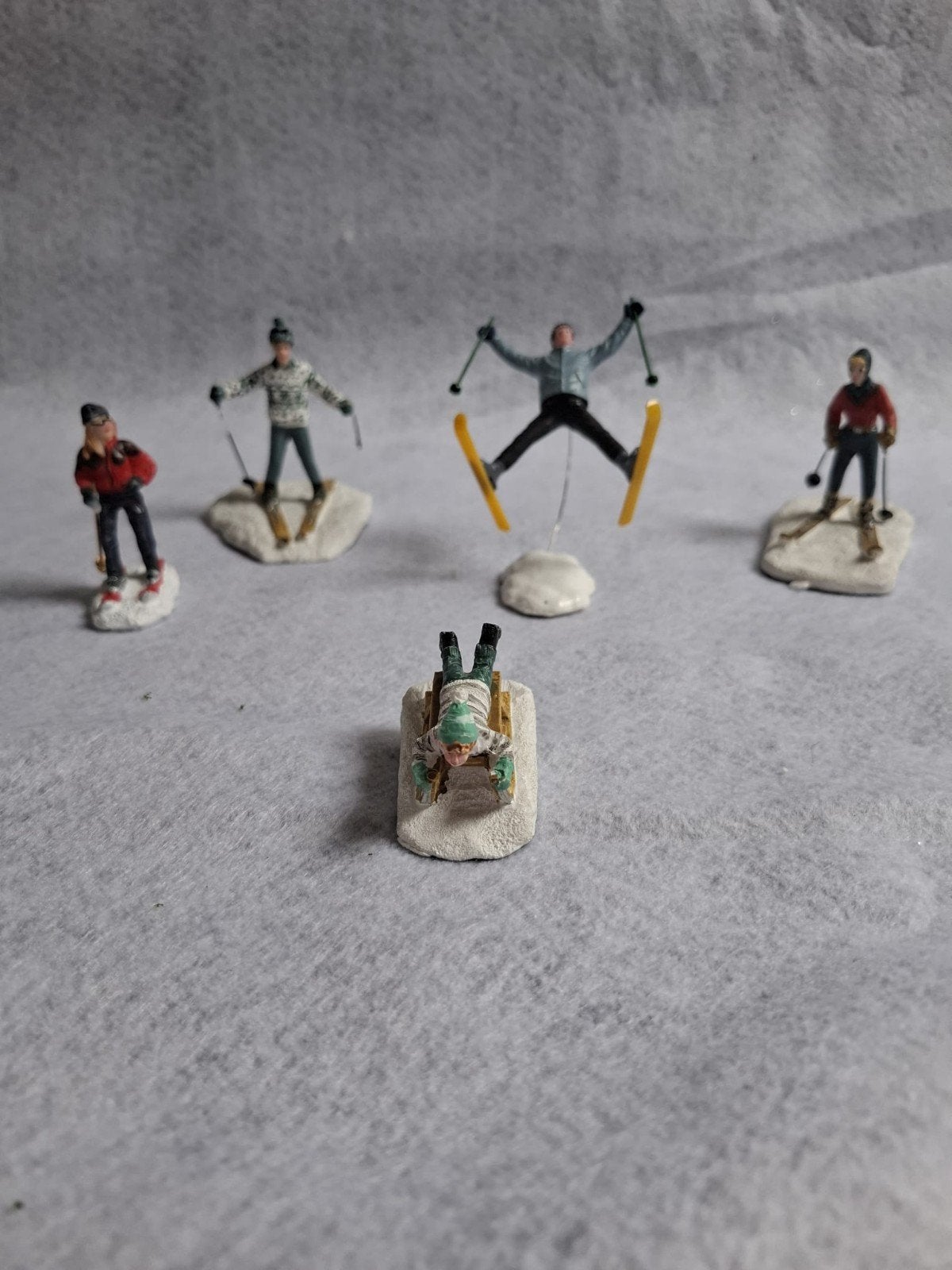 Set van 5 Skiërs Miniatuur Beeldjes - Decoratie, Ophalen of Verzenden, Gebruikt