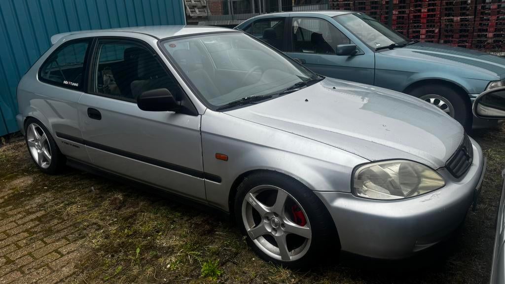 Honda Civic 1.5 I Vtec-e 2000 Grijs project, Auto's, Honda, Voorwielaandrijving, 40 €/maand, Zwart, 4 cilinders