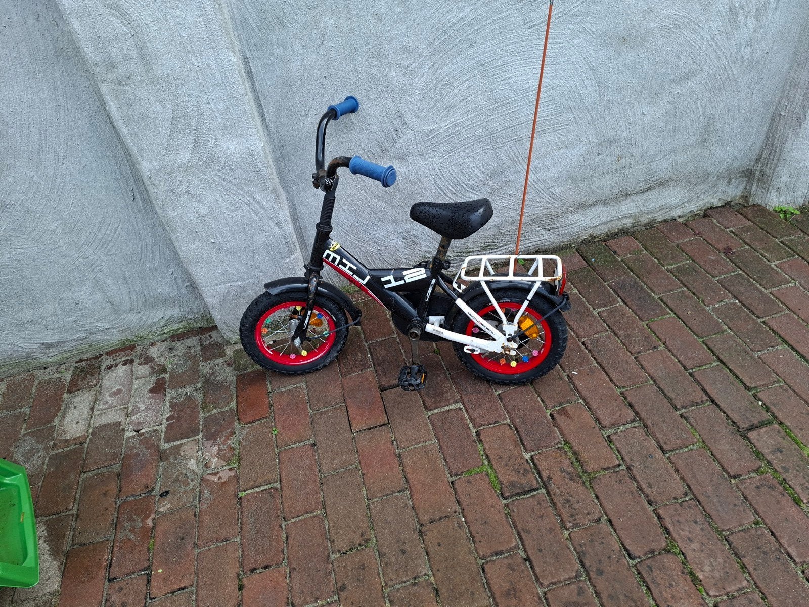 Kinderfiets 12 inch - Zwart/Rood met bagagedrager, Fietsen en Brommers, Ophalen, Terugtraprem, Gebruikt, Onbekend