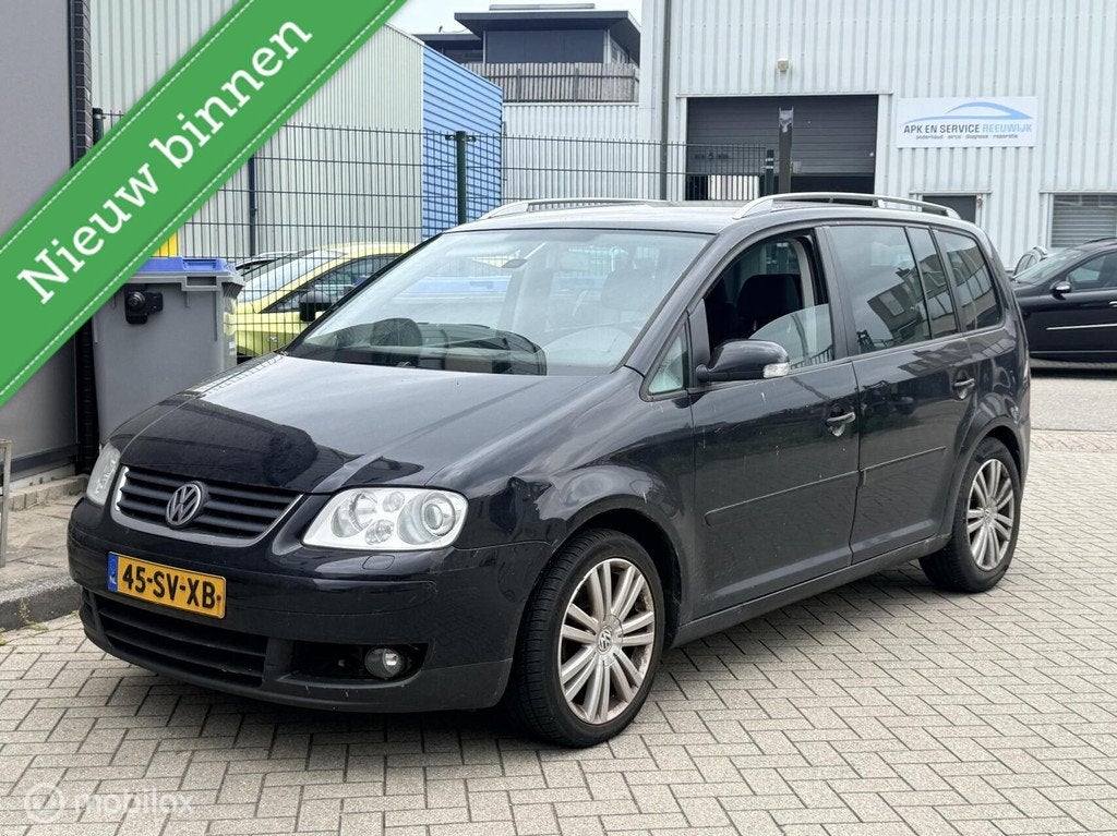 Volkswagen Touran 2.0-16V FSI Highline, Auto's, Volkswagen, Gebruikt, 4 cilinders, Zwart, Bedrijf