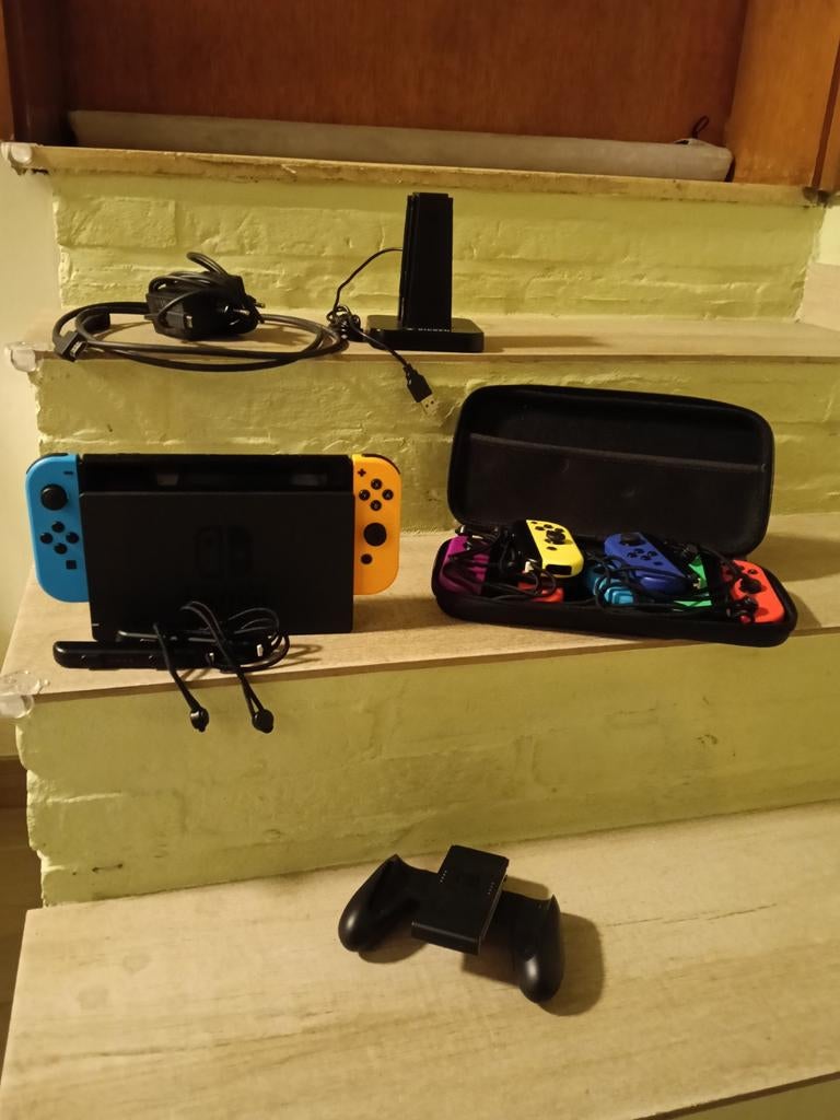 Nintendo Switch met 9 Joy-Cons, hoes en 256GB geheugenkaart, Ophalen of Verzenden