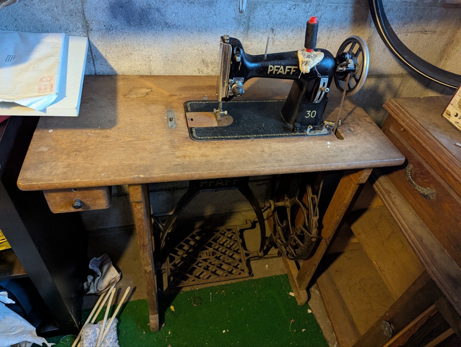 Antieke vintage trapnaaimachine PFAFF met kast, Ophalen of Verzenden
