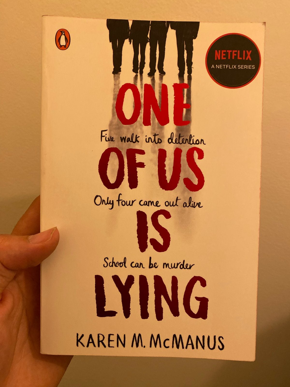 One Of Us Is Lying - Karen M. McManus (Netflix serie), Ophalen of Verzenden, Zo goed als nieuw, Wereld overig