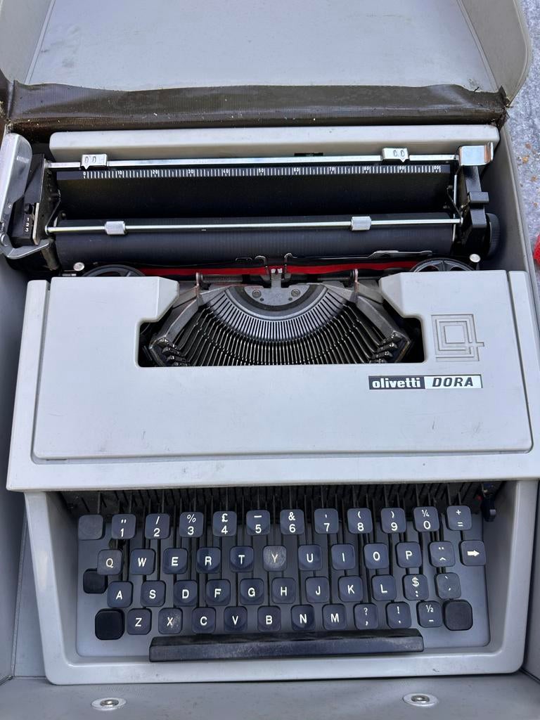Vintage olivetti Dora typemachine, Diversen, Typemachines, Ophalen of Verzenden, Zo goed als nieuw