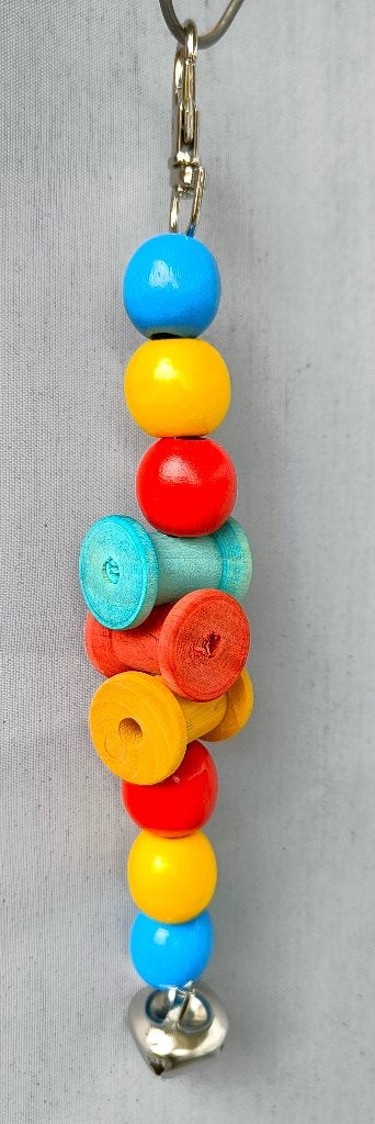 vogelspeeltje: Merlijn (blauw-geel-rood), Dieren en Toebehoren, Vogels | Toebehoren, Ophalen of Verzenden, Nieuw, Speelgoed