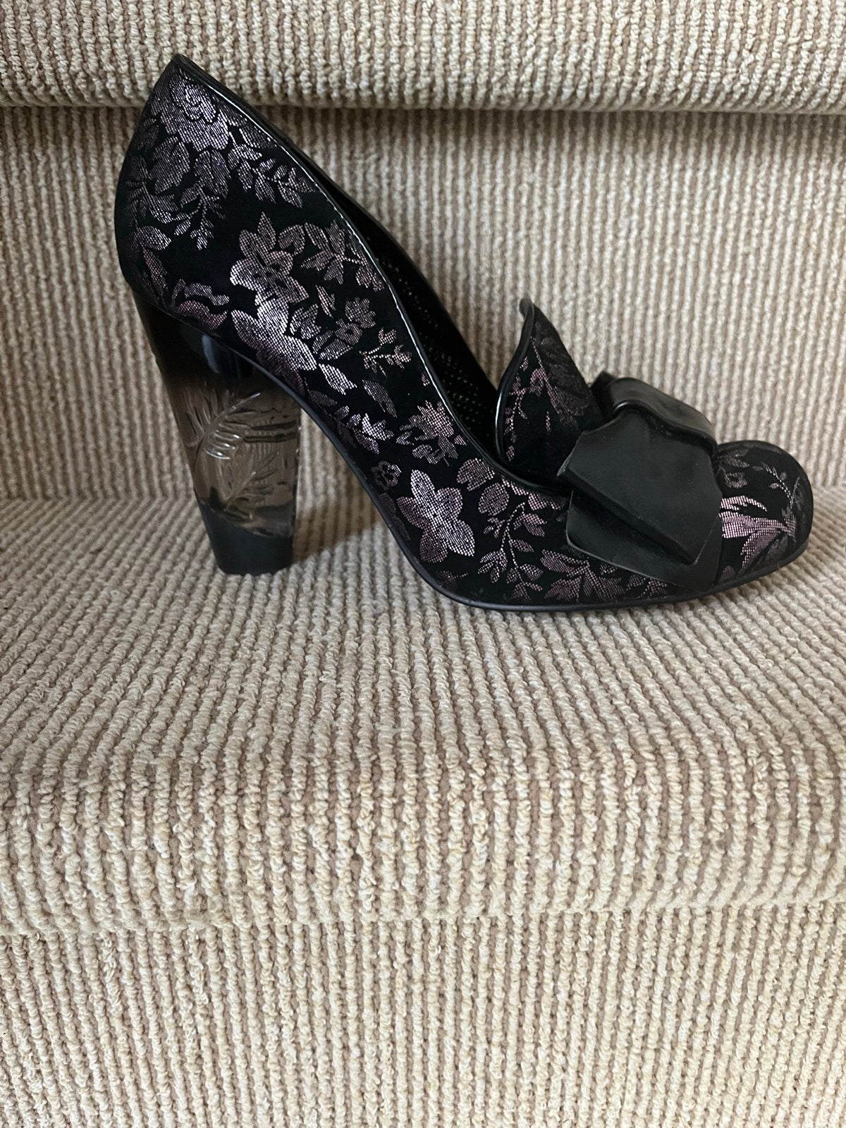 Irregular Choice pumps met strik en bloemenprint, Ophalen of Verzenden, Gedragen, Zwart, Pumps