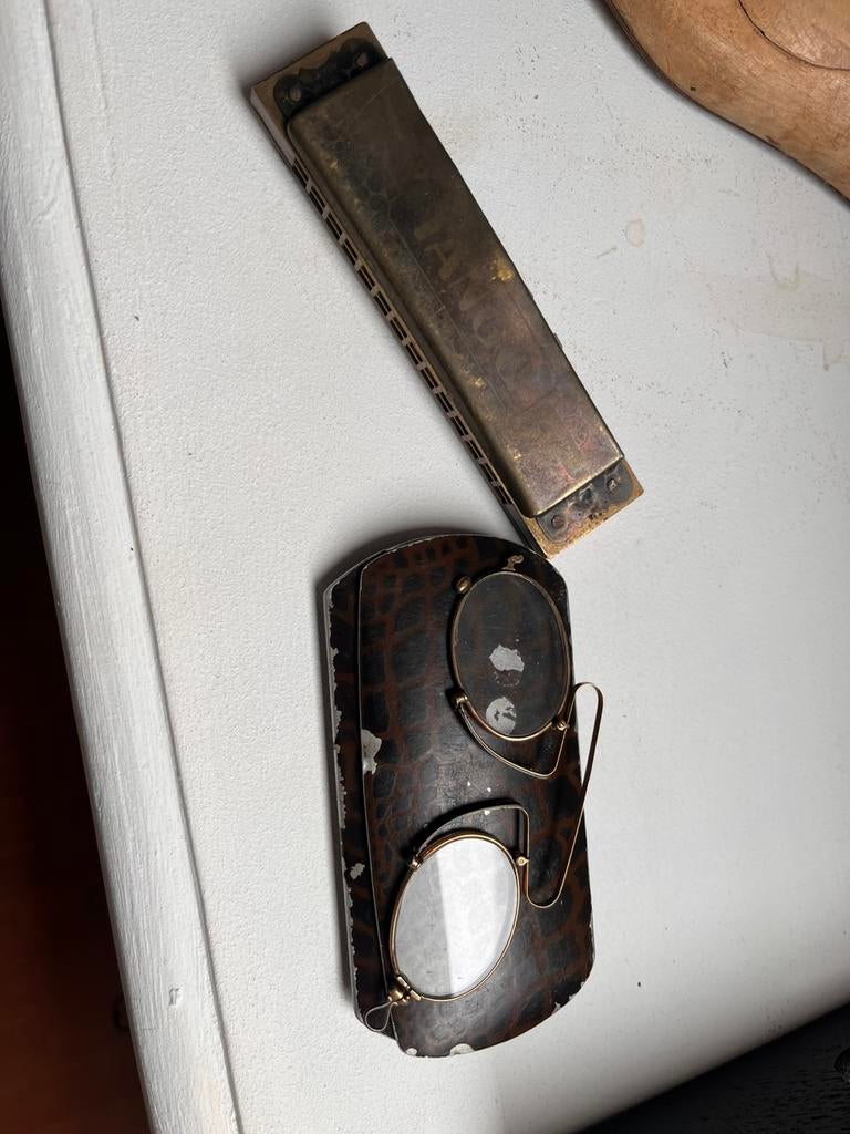 Oud neus brilletje en een oude mondharmonica, Ophalen of Verzenden, Gebruikt