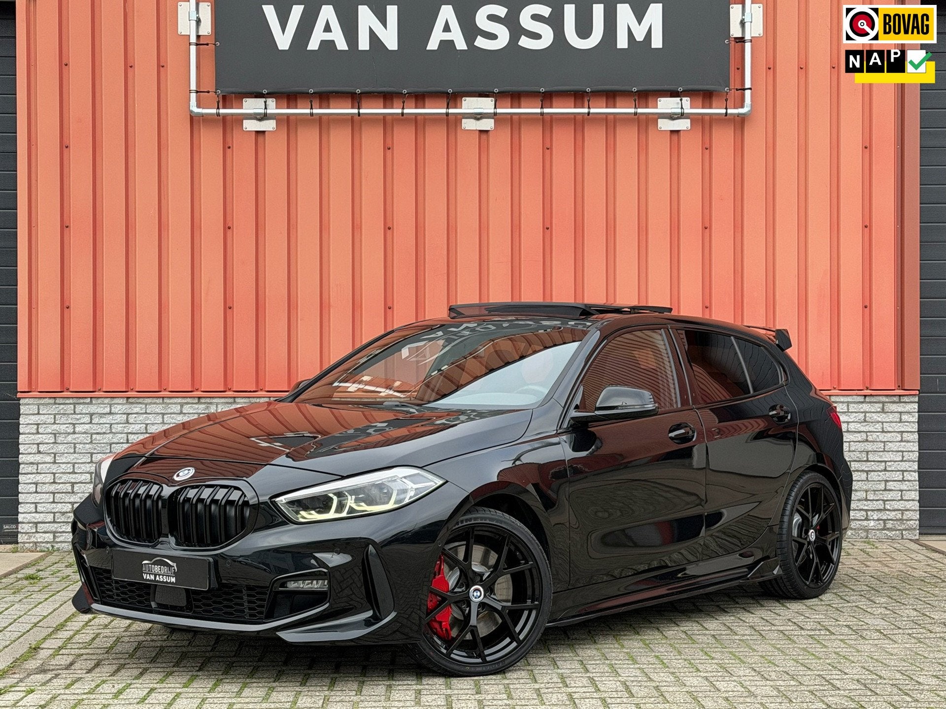 BMW 1-serie 118i Introduction Edition M-Sport Pano Camera 19, Auto's, 136 pk, Gebruikt, Alcantara, Zwart