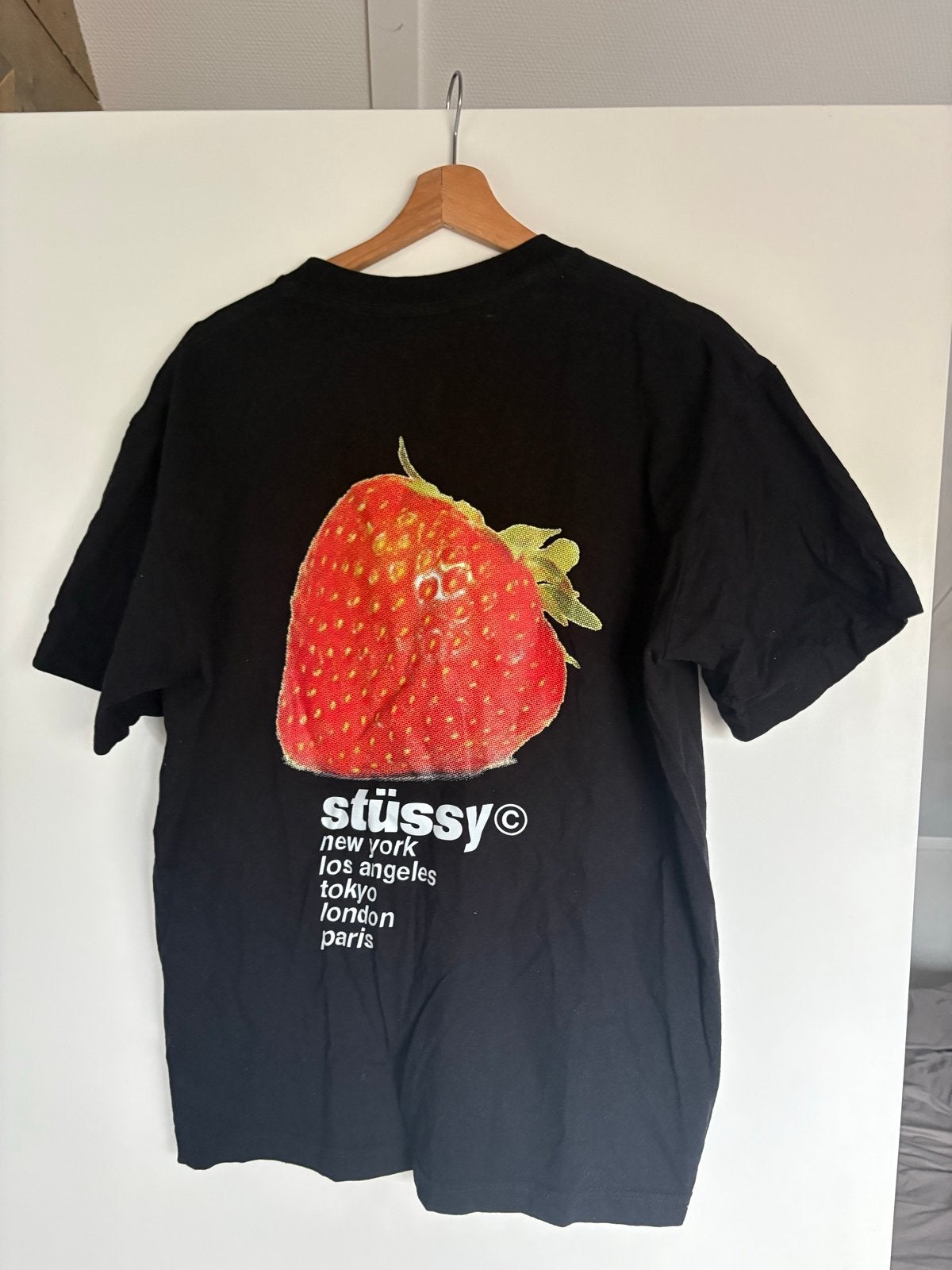 Stüssy T-shirt met aardbei print - Maat L, Kleding | Heren, Ophalen of Verzenden, Zo goed als nieuw, Maat 52/54 (L), Zwart