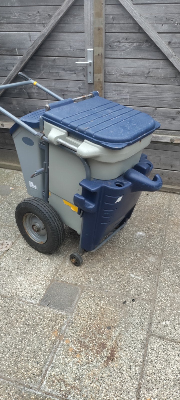 Glastron verzamelbak op wielen, Ophalen