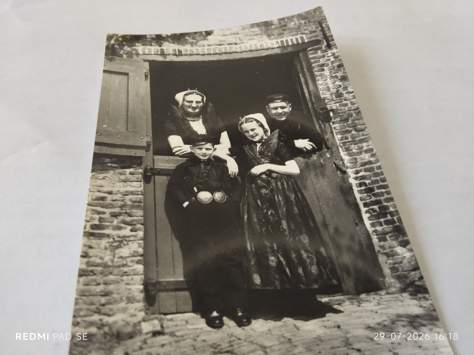 Oude FOTOANSICHT: Familie in Axel klederdracht, Zeeland, Ophalen of Verzenden